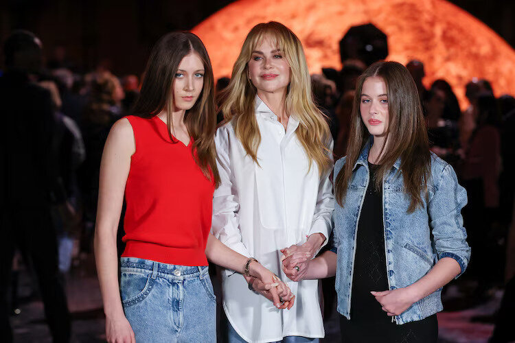 نیکول کیدمن بعد از جدایی به همراه دخترانش در پاریس