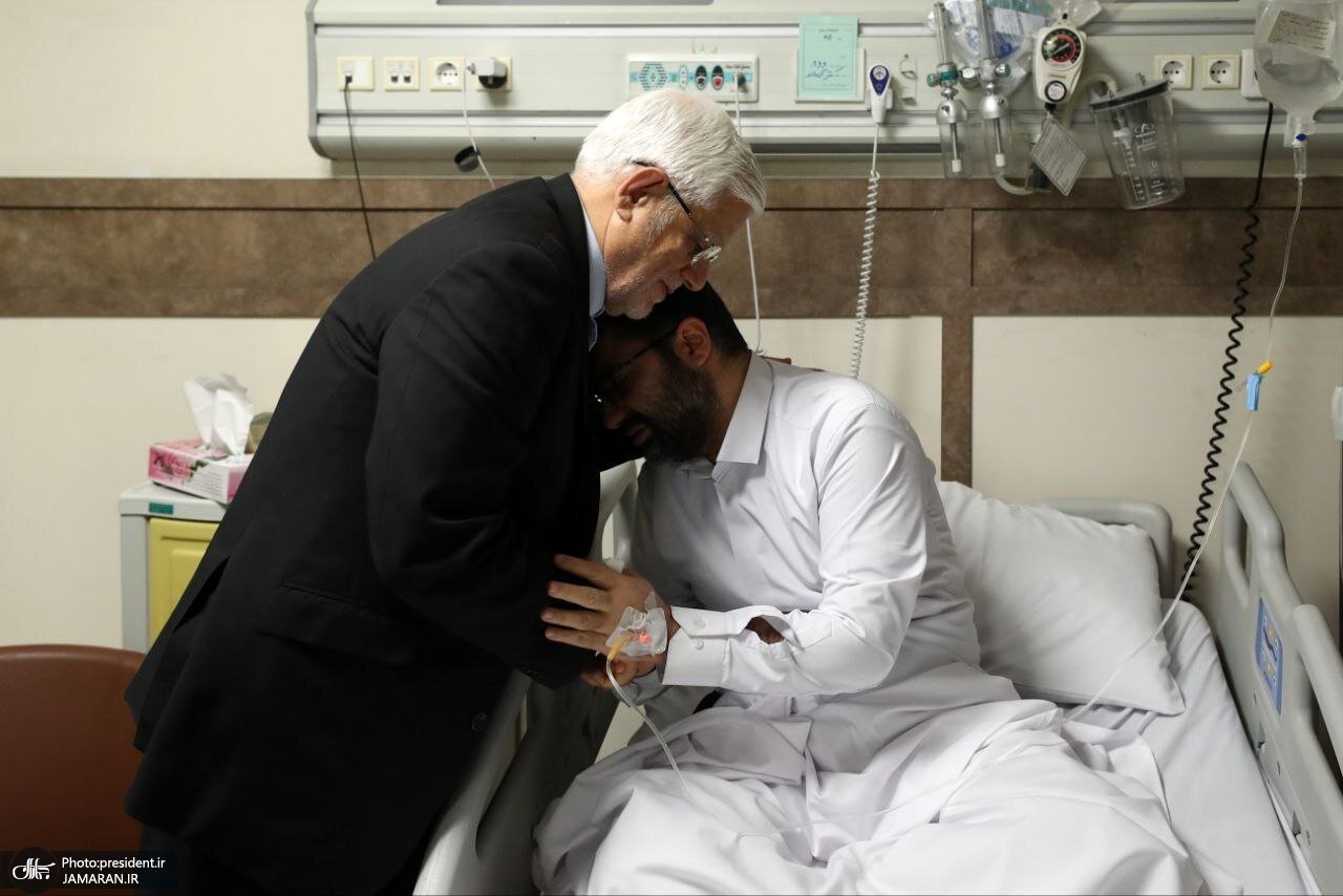 گریه معاون پزشکیان در آغوش محمدرضا عارف/ عیادت عارف و نماینده رهبری از سقاب اصفهانی+تصاویر